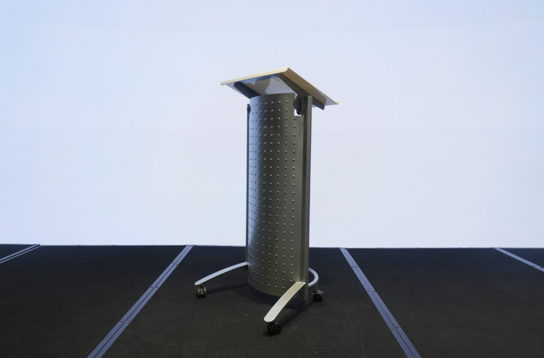 <p><strong>⽀架⾼度：</strong>107cm<br /><strong>桌板尺⼨：</strong>51 mL × 39 mW</p>