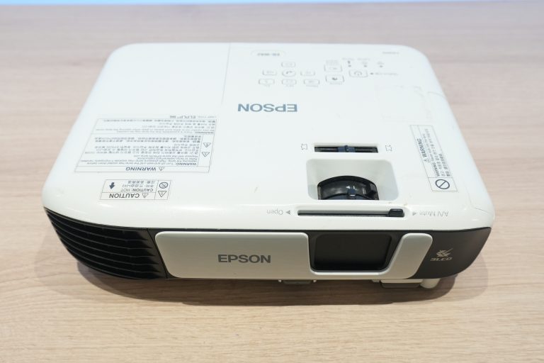 <p><strong>流動投影機規格：</strong>Epson EB-W42 或 Epson EB-L210SF <br /><strong>介⾯輸⼊：</strong>HDMI , VGA<br /><strong>⾳源輸⼊：</strong>3.5mm</p>
<p>&nbsp;</p>
<p><strong>投影幕螢幕尺⼨：</strong>70''<br /><strong>螢幕⽐例：</strong>4:3</p>