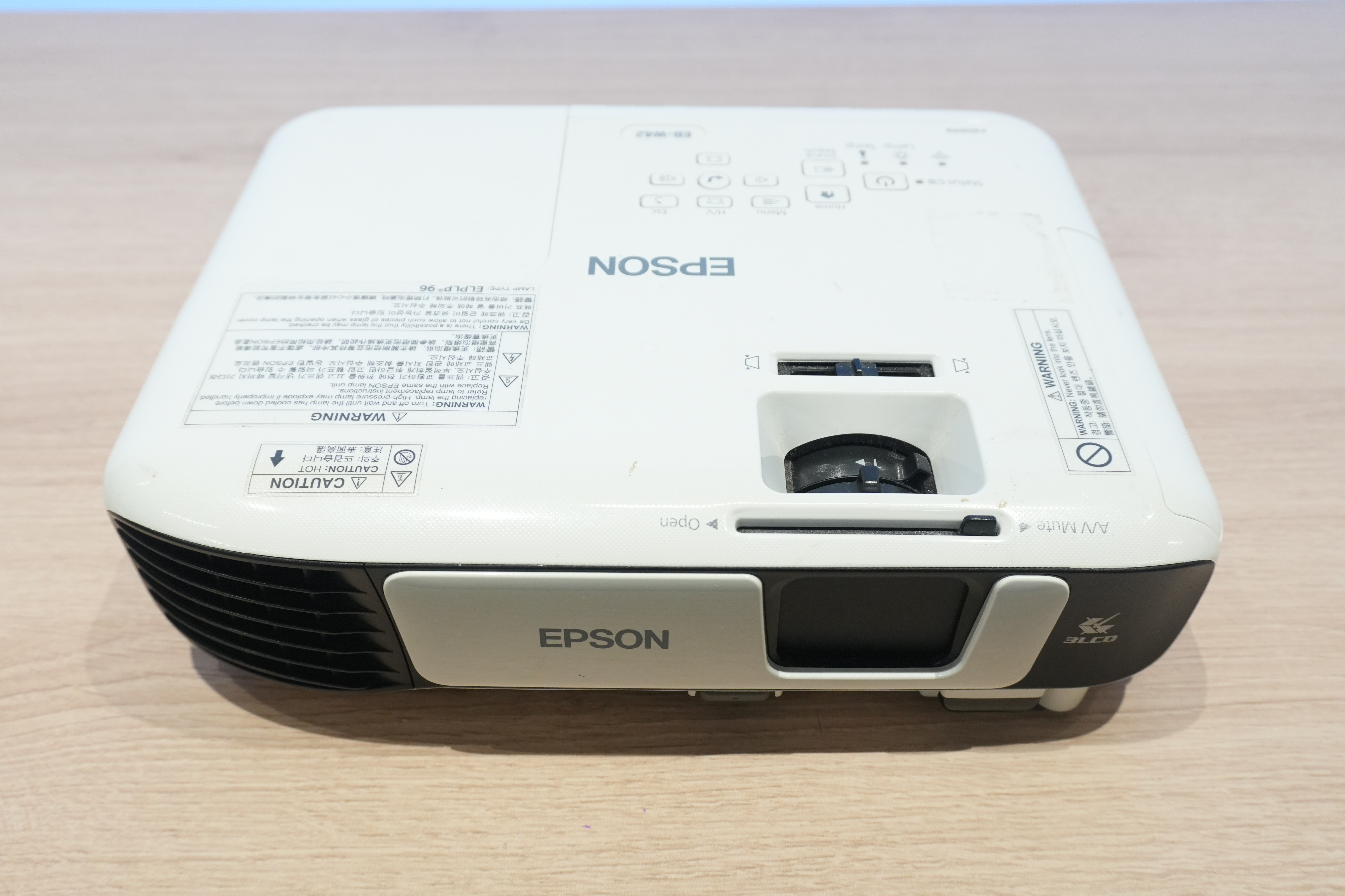 <p><strong>流動投影機規格：</strong>Epson EB-W42 或 Epson EB-L210SF <br /><strong>介⾯輸⼊：</strong>HDMI , VGA<br /><strong>⾳源輸⼊：</strong>3.5mm</p>
<p>&nbsp;</p>
<p><strong>投影幕螢幕尺⼨：</strong>70''<br /><strong>螢幕⽐例：</strong>4:3</p>