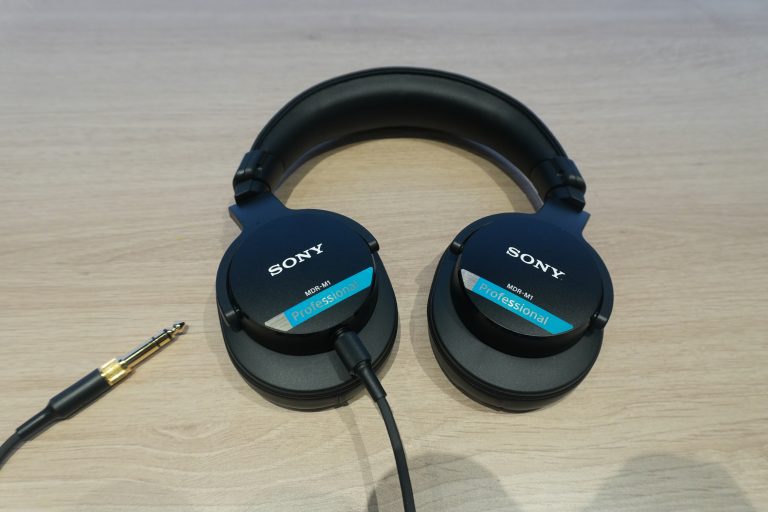 <p>SONY MDR-M1 Closed Monitor Headphones</p>