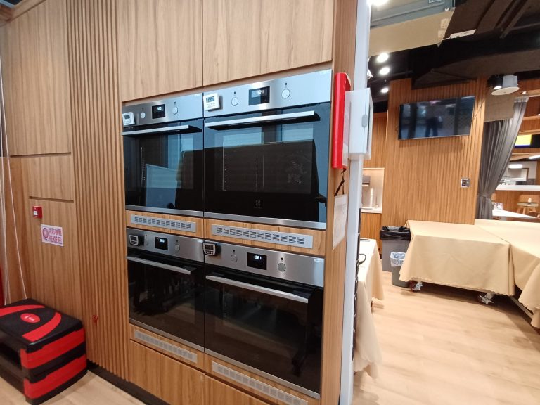 <p>ELECTROLUX KOMGH60TXA</p>
<p><strong>尺寸：</strong>59.4 cmL × 56.8 cmW × 59.4 cmH</p>
<p><strong>容量：</strong>72 L</p>
<p><strong>功率：</strong>2790 W</p>